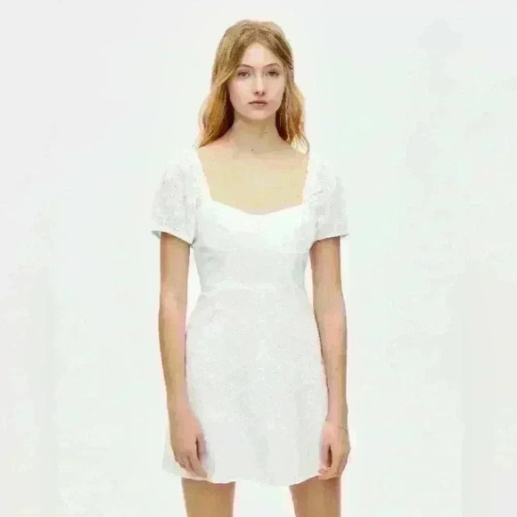 Sadie Sink Pull and Bear Sadie Sink White Eyelet Puff Sleeve Dress medium - Picture 1 of 3